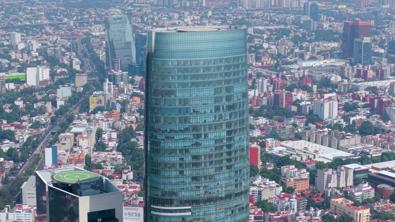 Vista aérea panorámica de la Ciudad de México desde la torre más alta con clima de baja visibilidad.