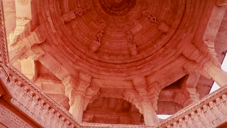 antike hinduistische tempelkuppel in der architektur aus einem einzigartigen blickwinkel bei tag, aufgenommen im mandore garden jodhpur, rajasthan, indien