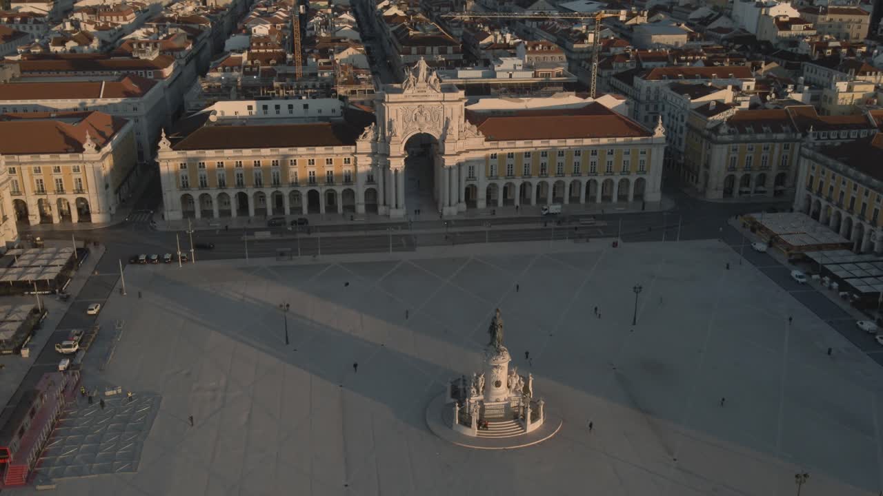 Riprese aeree con drone del centro storico di Praça do Comércio a Lisbona, Portogallo, filmate al tramonto