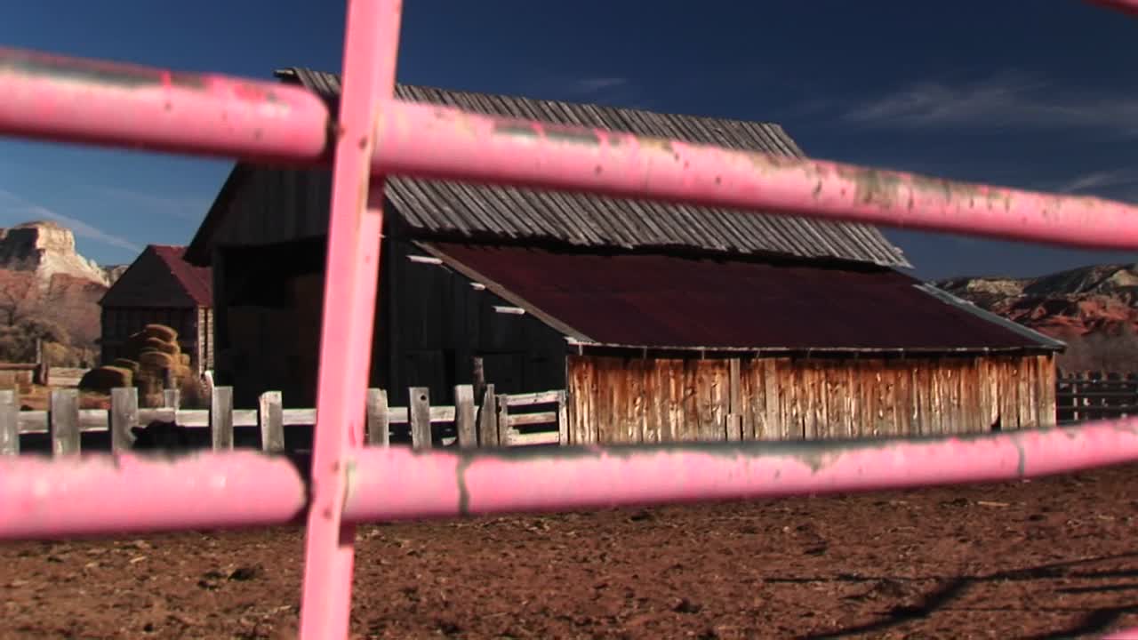 foque de un rancho granero en la zona rural de utah