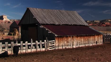 foque de un rancho granero en la zona rural de utah