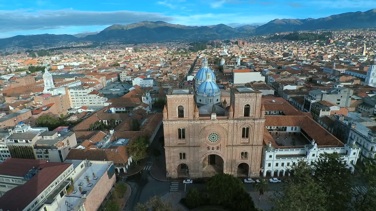 tomas aéreas que muestran las hermosas iglesias católicas y la arquitectura colonial única de cuenca, ecuador
