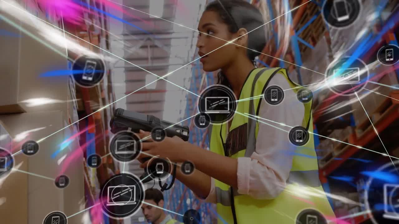 animación de la red de conexiones con iconos sobre la mujer que trabaja en el almacén