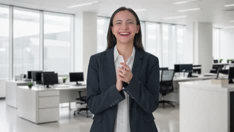 una mujer india feliz aplaudiendo y apreciando