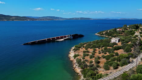 fotografía aérea del naufragio de la ms mediterranean sky en grecia en un día soleado, hacia adelante