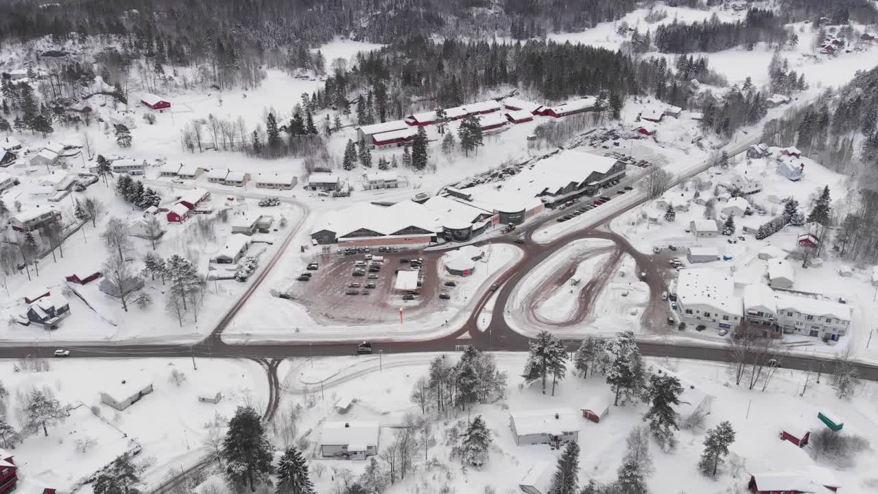 아름다운 눈이 덮인 노르웨이 마을과 고속도로 - 공중 촬영