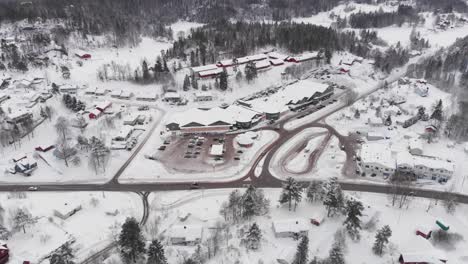 Hermosa-Ciudad-Y-Carretera-Noruegas-Cubiertas-De-Nieve---Toma-Aérea