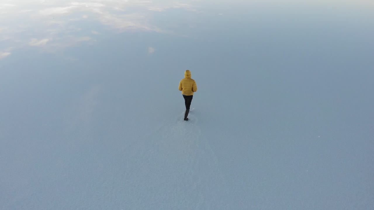 볼리비아에서 일출 동안 소금 평지에서 걷기