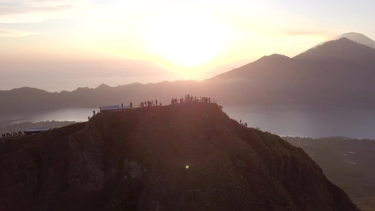 In orbita attorno a una montagna all'alba in Indonesia, Bali