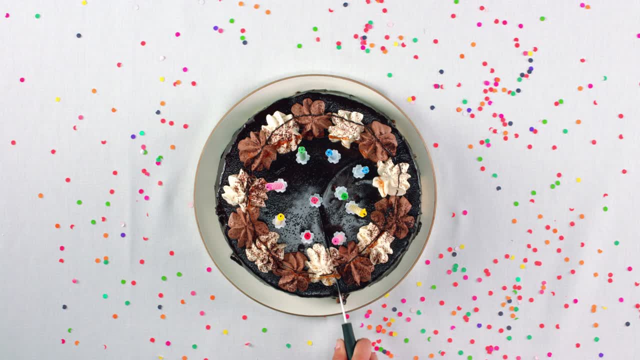 생일 케이크에서 조각을 잘라 422 킬로미터