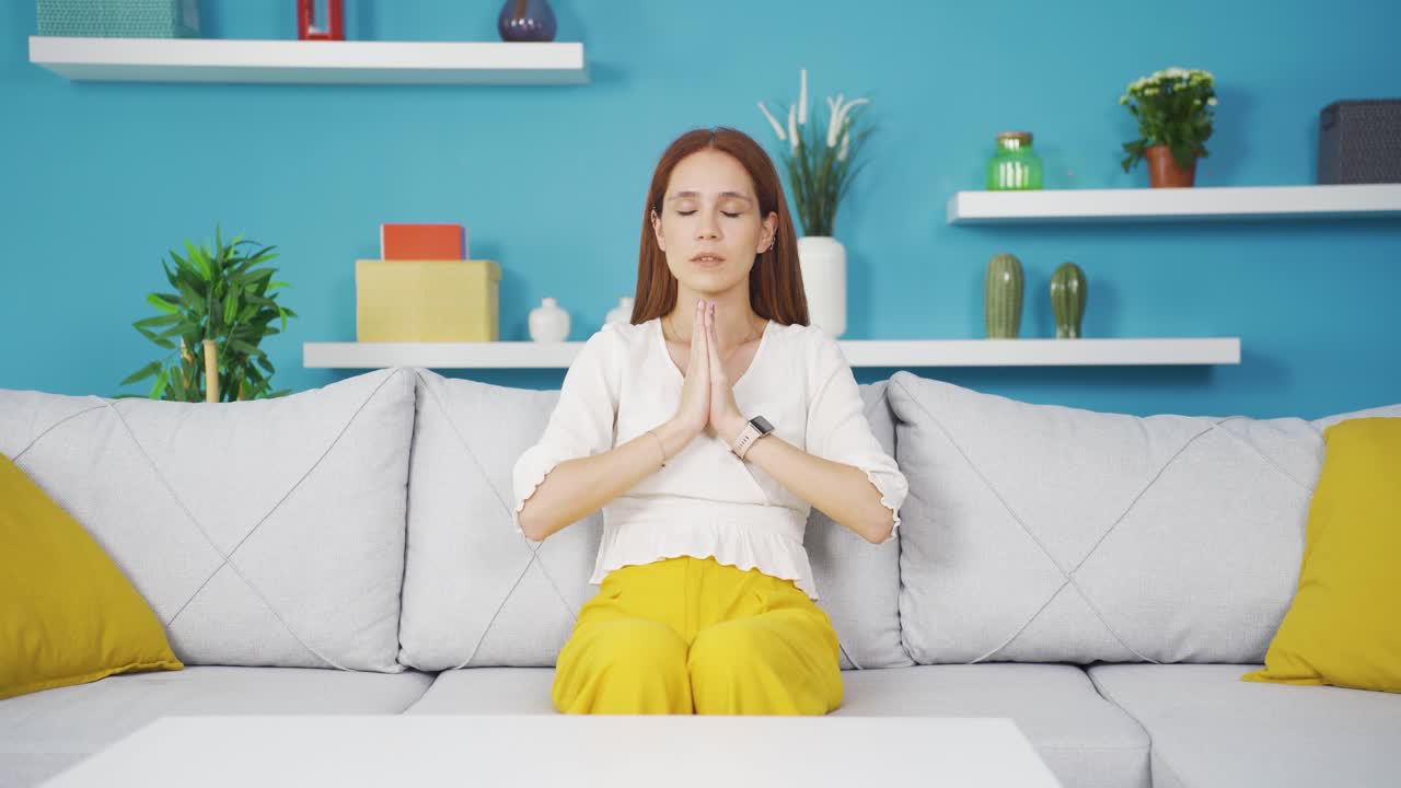 기도하는 젊은 기독교 여성.