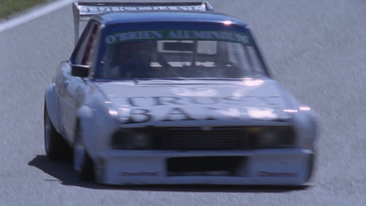 un coche de carreras conduce en una pista de circuito 3