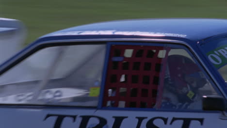 un coche de carreras conduce en una pista de circuito 3