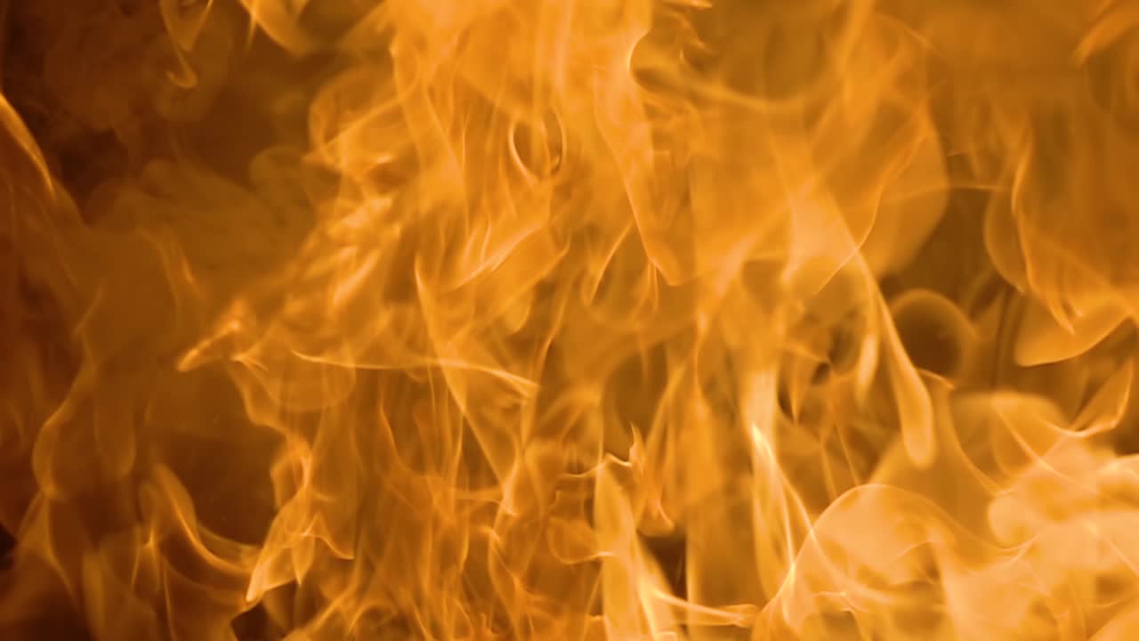 Fiamme su sfondo nero al rallentatore