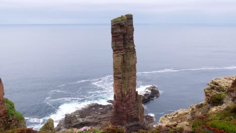 una vista del anciano de la pila de mar de hoy desde los acantilados opuestos