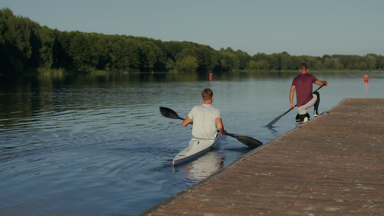 Persone che vanno in kayak su un lago