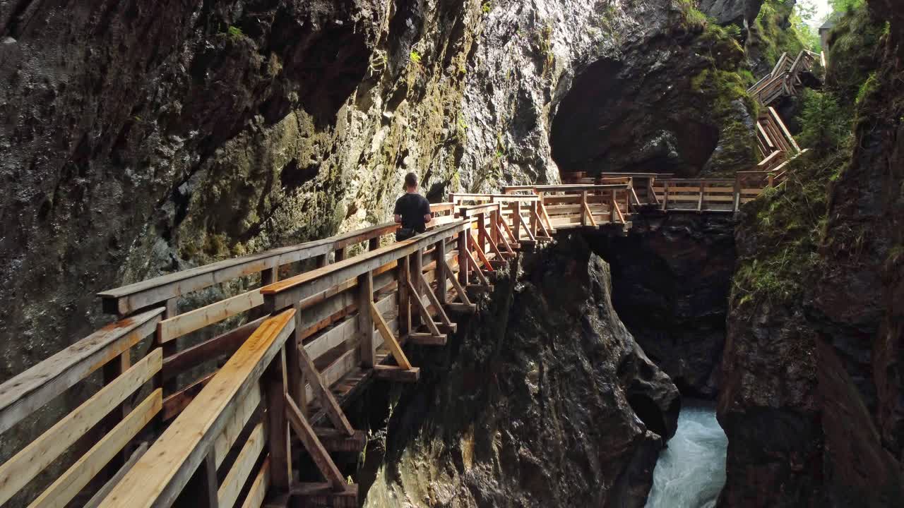 오스트리아의 폭포로 둘러싸인 협곡의 보도교