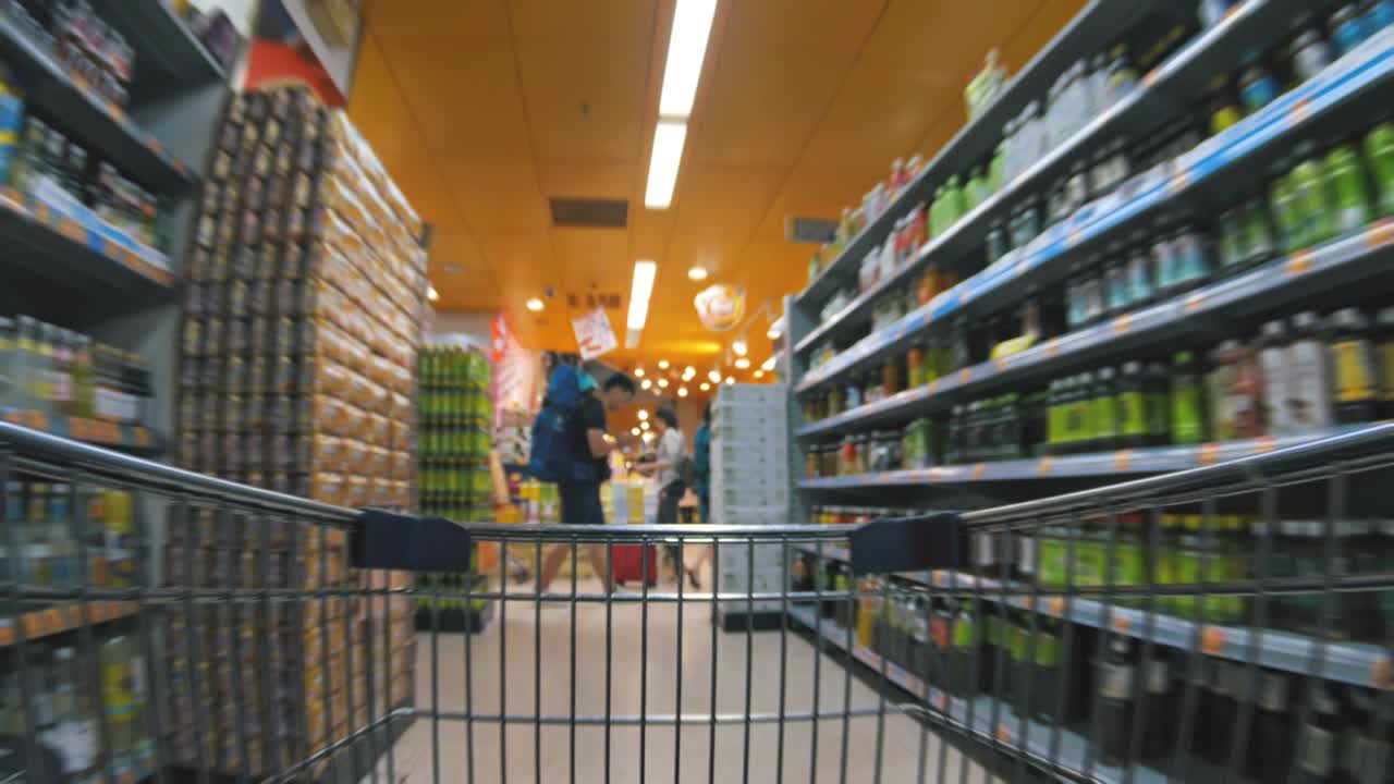Carrinho de compras em movimento no supermercado