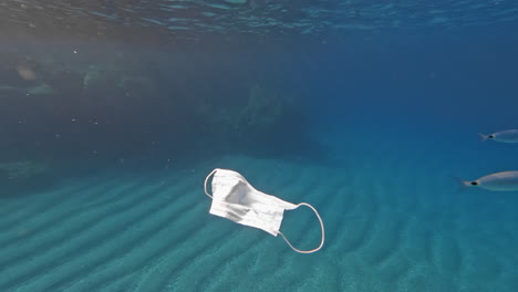 máscara de protección bajo el agua
