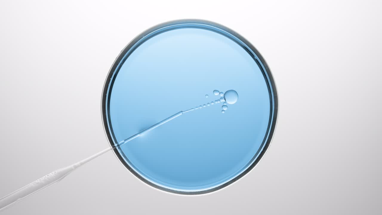 화학적 드로퍼는 페트리 접시에서 파란 액체에 기름을 주입합니다.