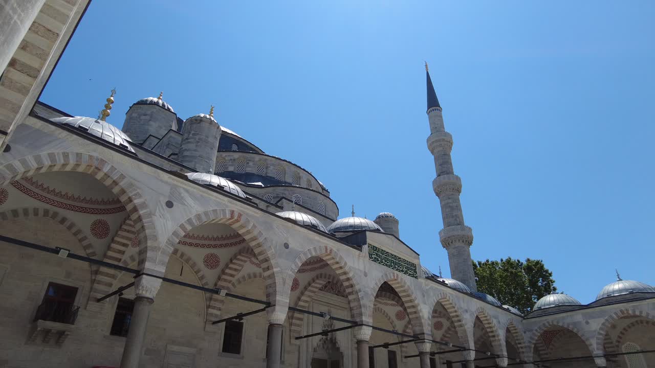 vista exterior de una mezquita en turquía