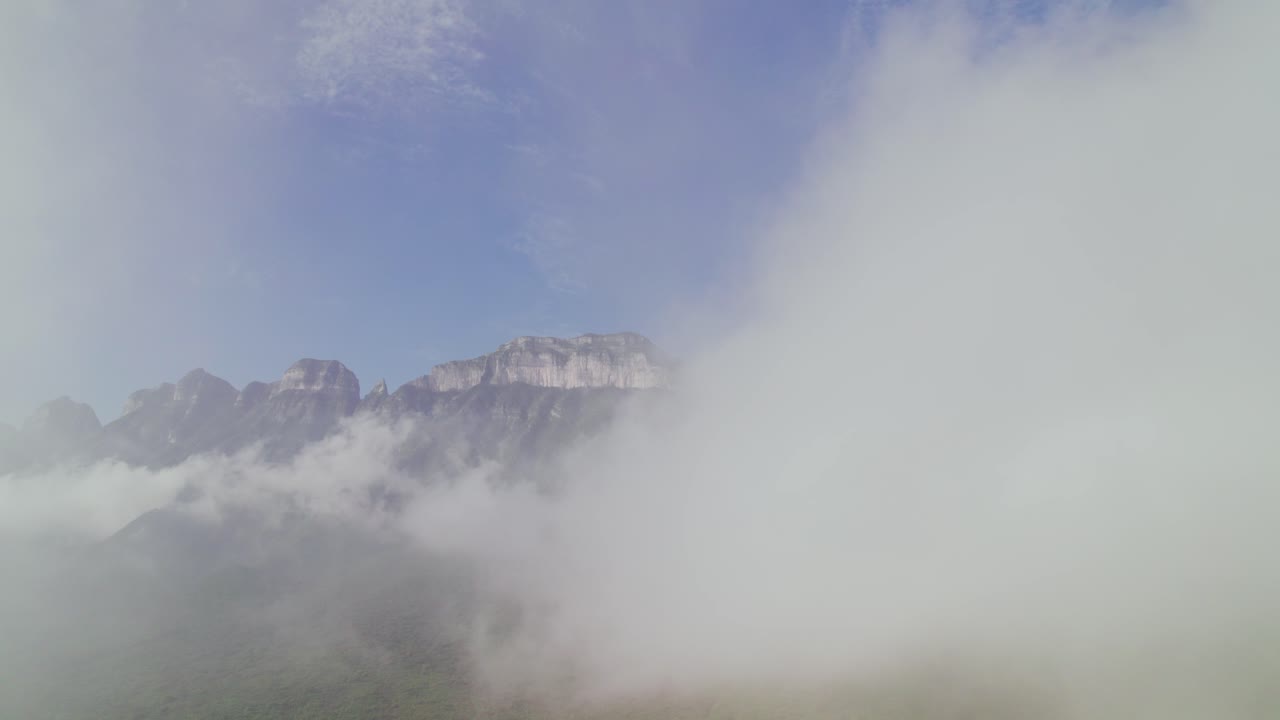 구름 사이를 날아다니며 산 4k 드론 뷰