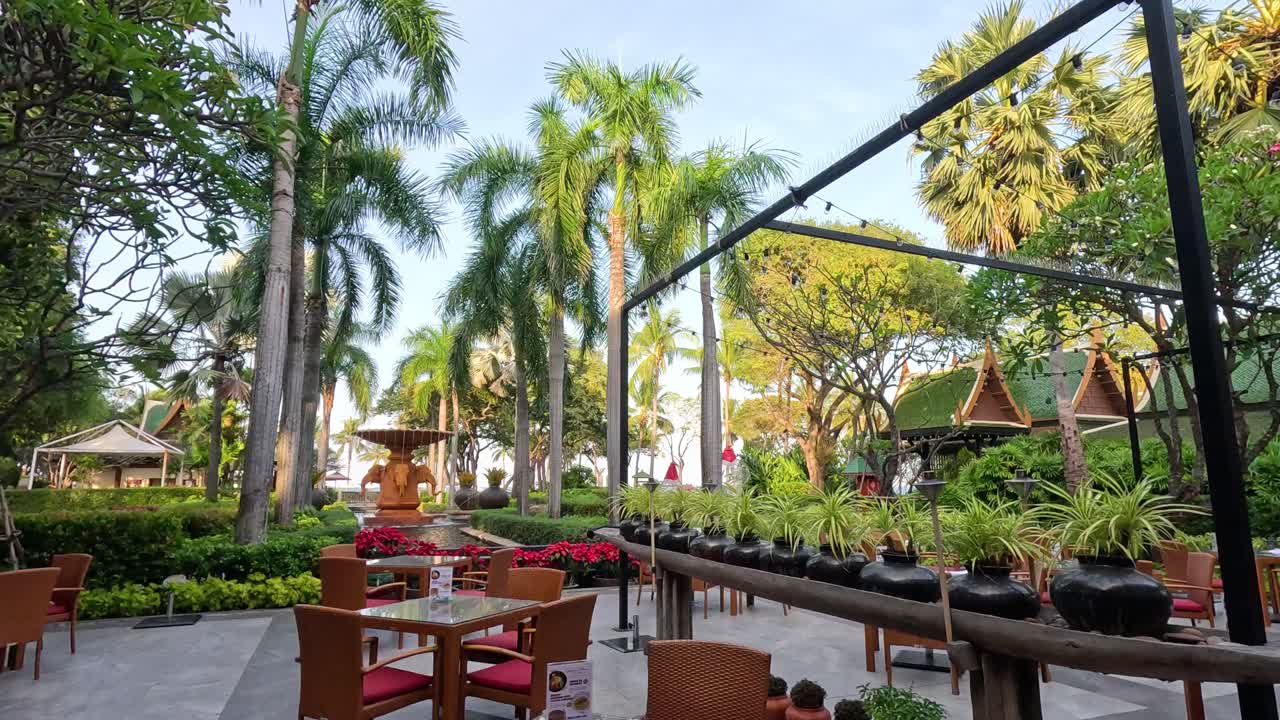 울창한 초록색으로 조용한 야외 레스토랑 설정