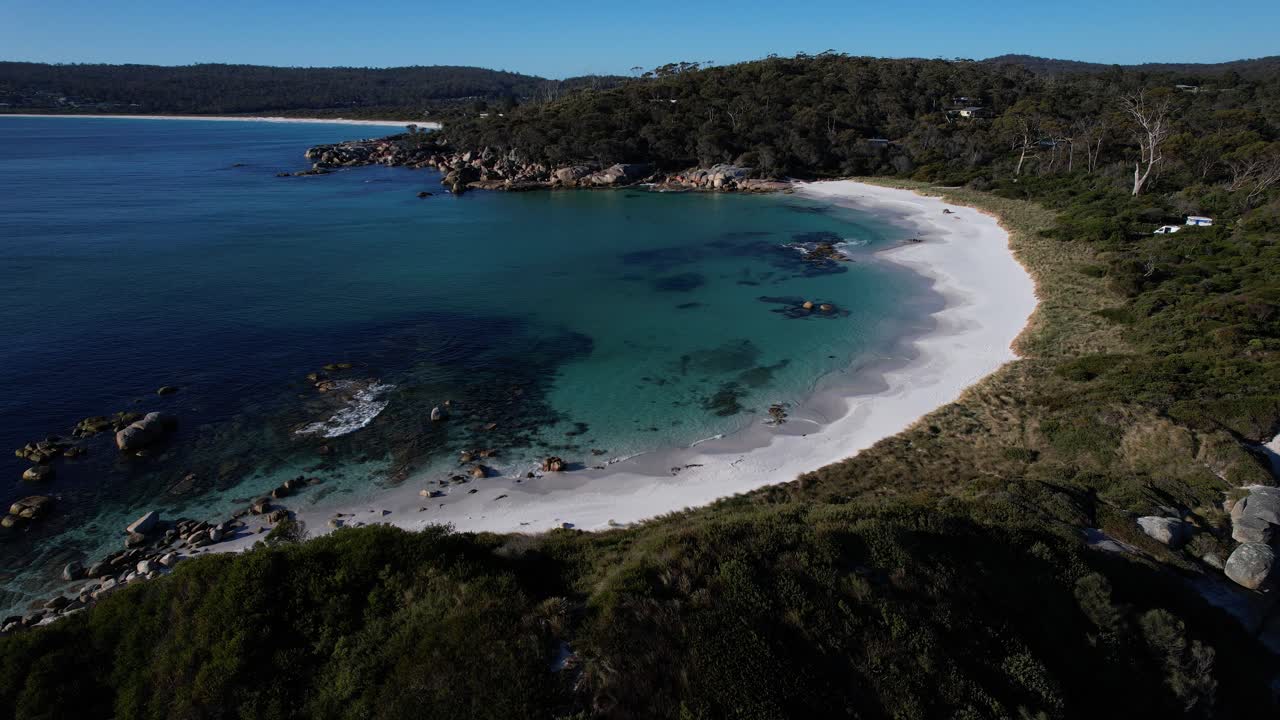 Oceano turchese a Jeanneret Beach, Binalong Bay, Tasmania, Australia - Scatto aereo