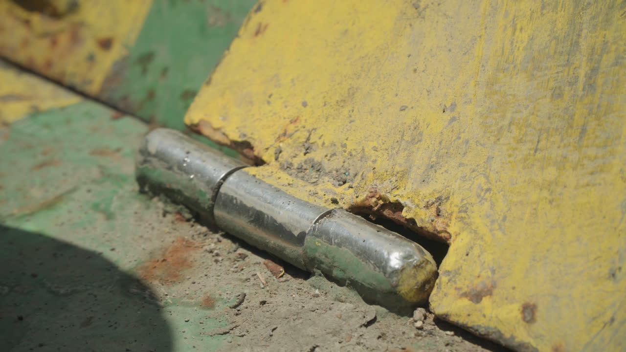 Skarpt fokus på afskallet maling og korrosion. Intimt udsyn, der viser afskallet maling og forvitret rustoverflade. Detaljeret billede, der fanger indviklede teksturer af ældet maling og rust på metaloverflade.