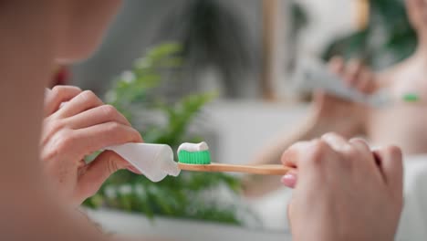 Mujer-Caucásica-Cepillándose-Los-Dientes-En-El-Baño.