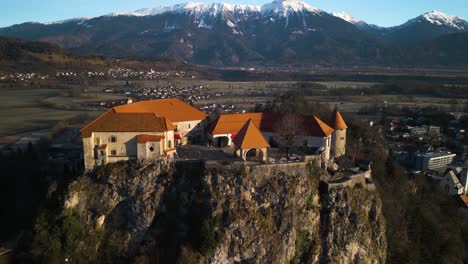 vista aérea cinematográfica sobre el hermoso castillo de bled en la roca en eslovenia cerca de los alpes julianos