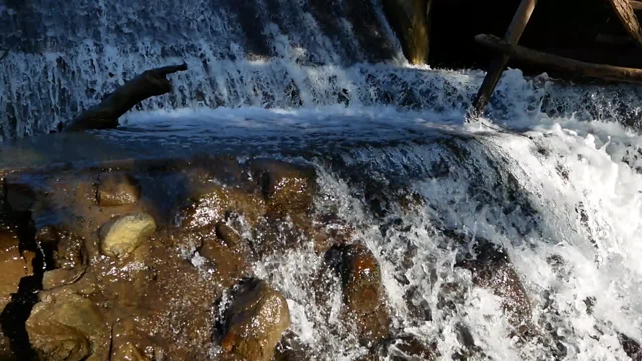 Cascata nella Thailandia rurale, Nessuno