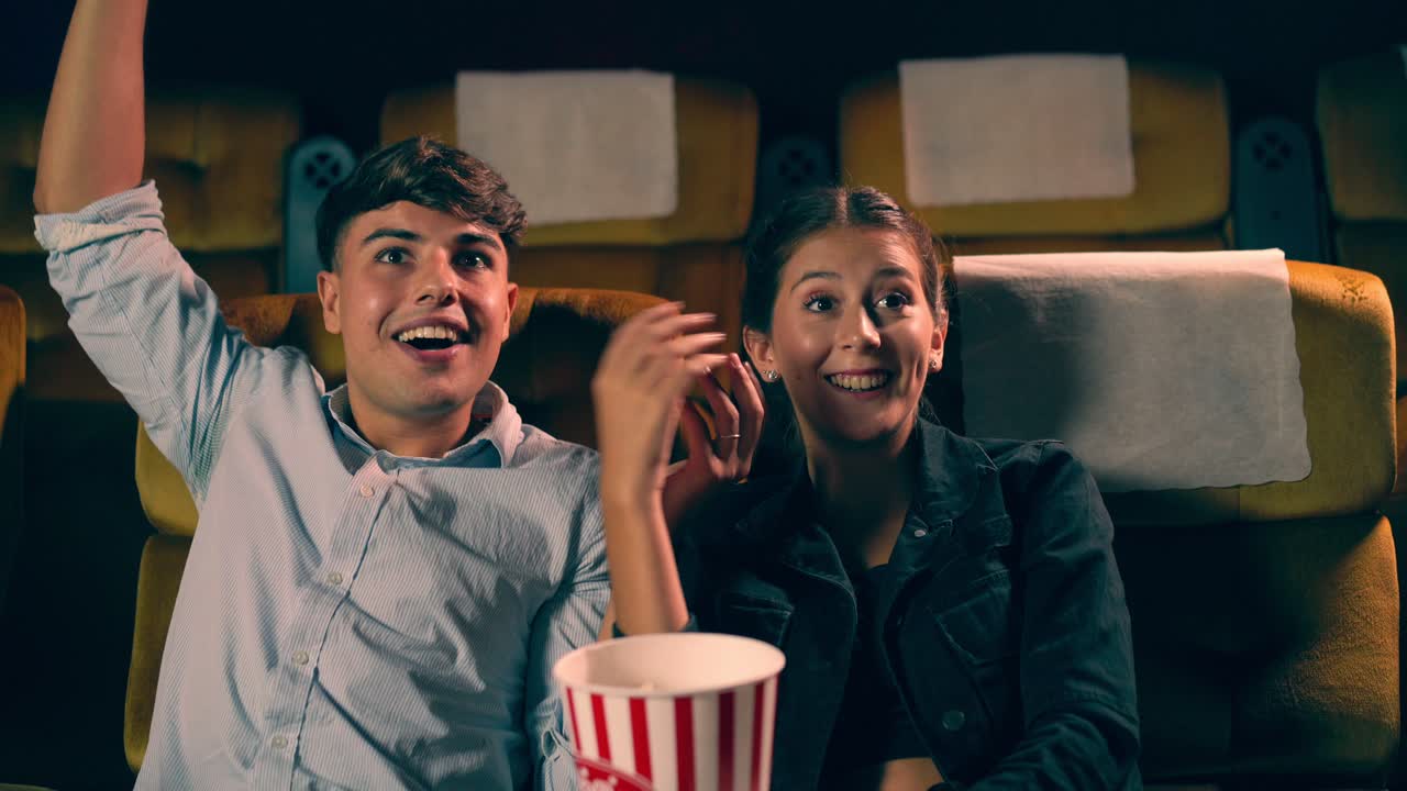 관객들이 영화관에서 영화를 보고 있습니다.