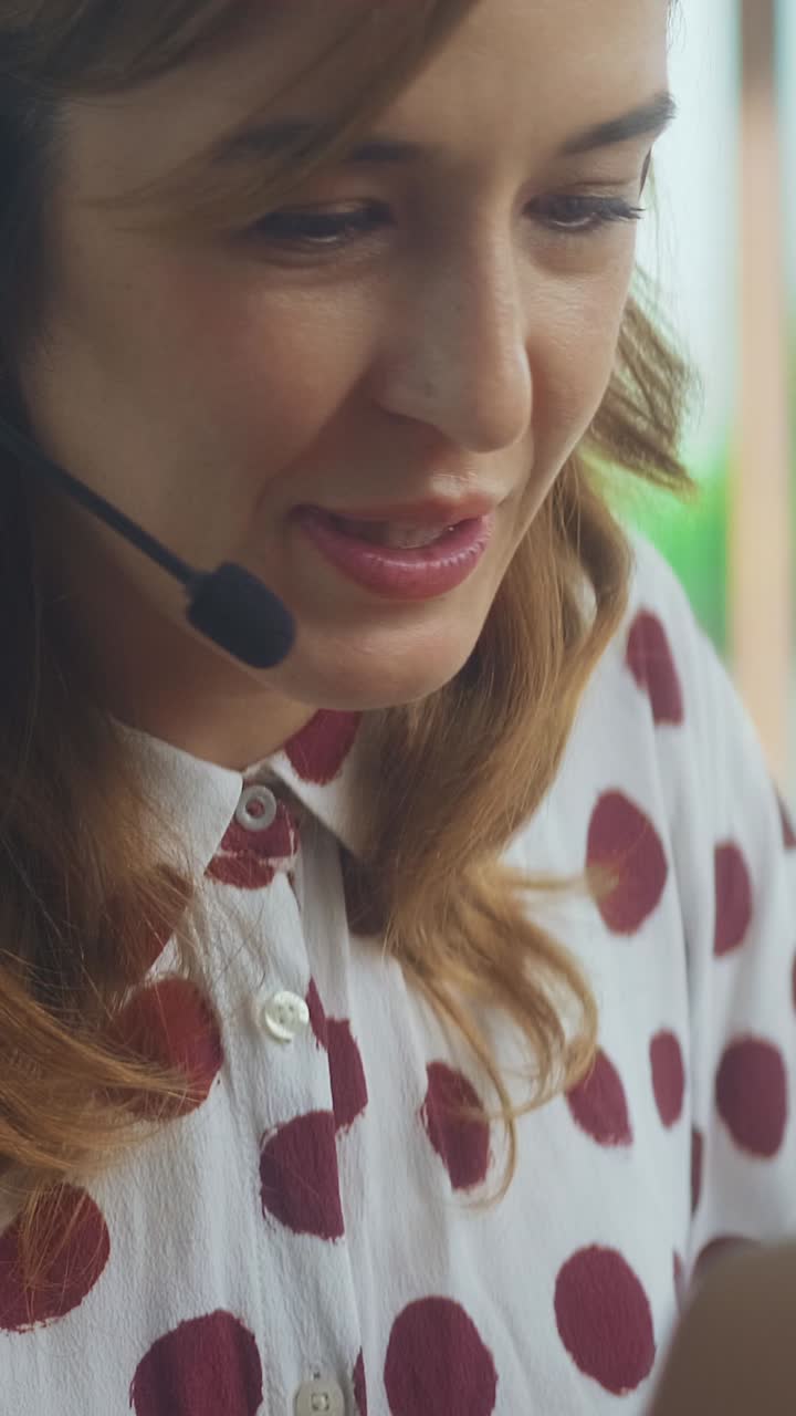 Engaging customer service representative assists clients in chat