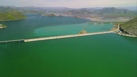 vista de drones de la carretera vehicular, montenegro. carretera del mar