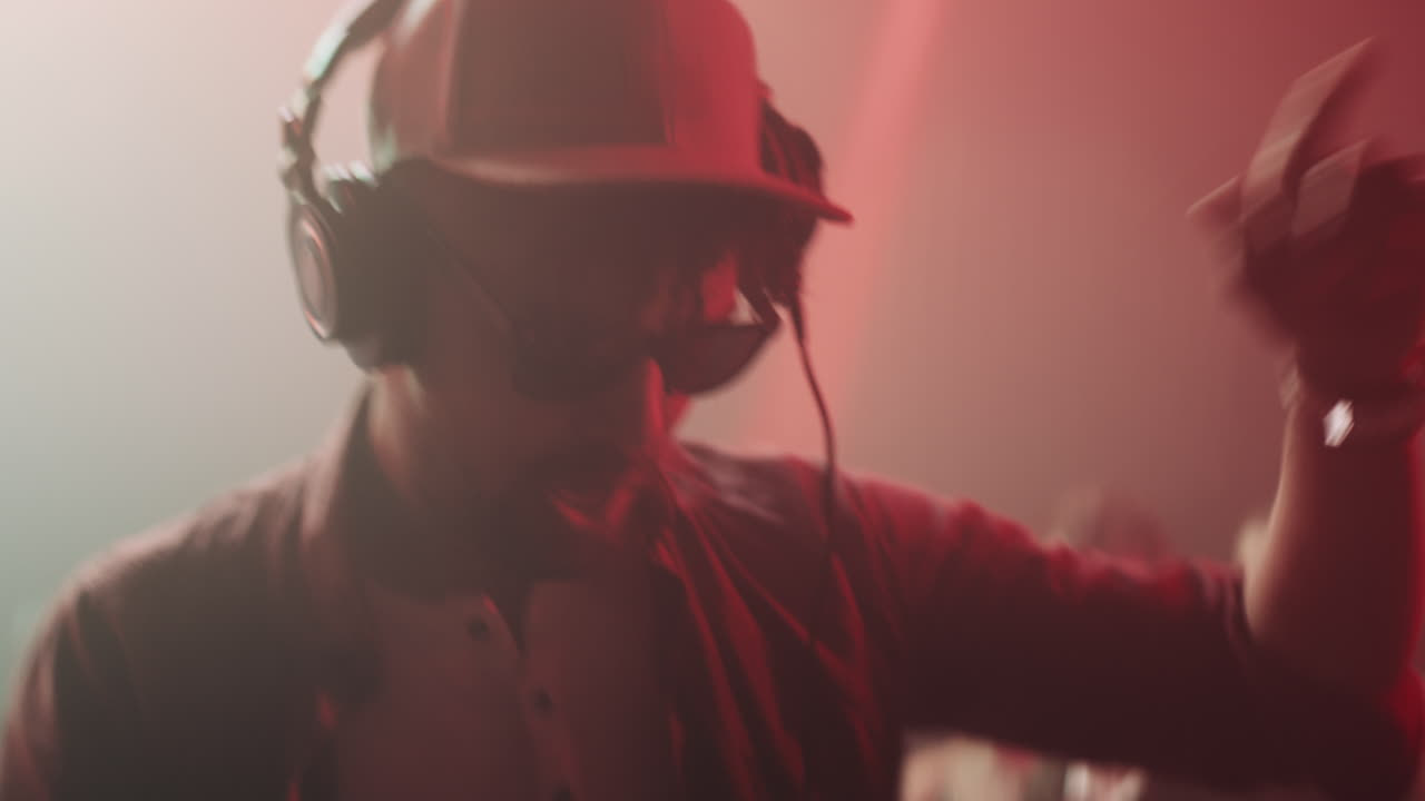 dj en un club nocturno