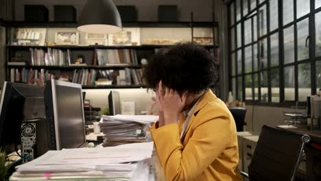 un joven trabajador afroamericano está trabajando duro en una oficina de negocios.