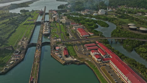 ciudad de panamá aérea v42 establecimiento industrial tiro vista de pájaro capturando buques de carga comercial en las esclusas de miraflores que transitan por el canal de agua - filmado con cine mavic 3 - marzo de 2022