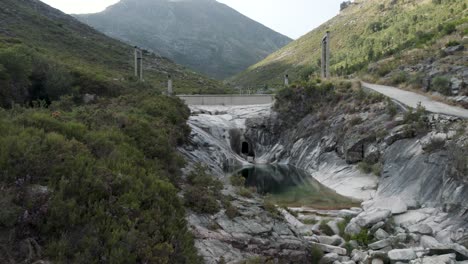 Drohnenaufnahme-Der-Sete-Lagoas-Mit-Ihren-Kleinen-Wasserfällen-Im-Nationalpark-Peneda-Geres-Im-Norden-Portugals-An-Einem-Sonnigen-Tag---Luftbild