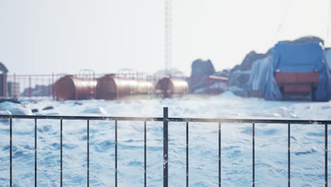 Schnee-Um-Das-Gebäude-Der-Polarstation-In-Der-Antarktis