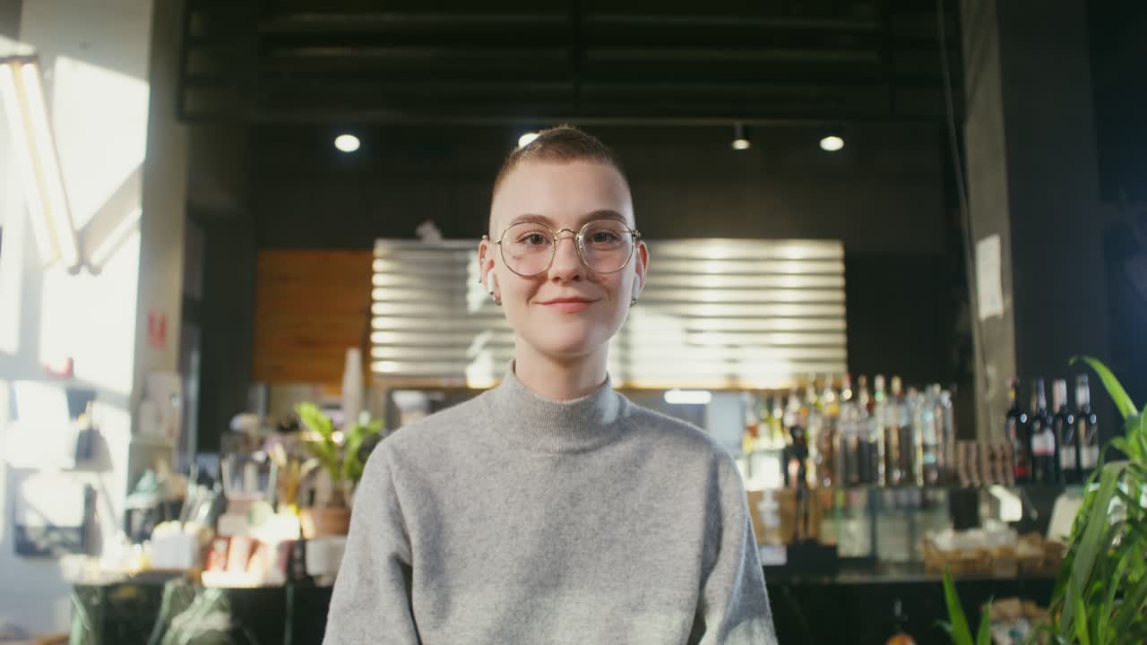 카페에 있는 여자