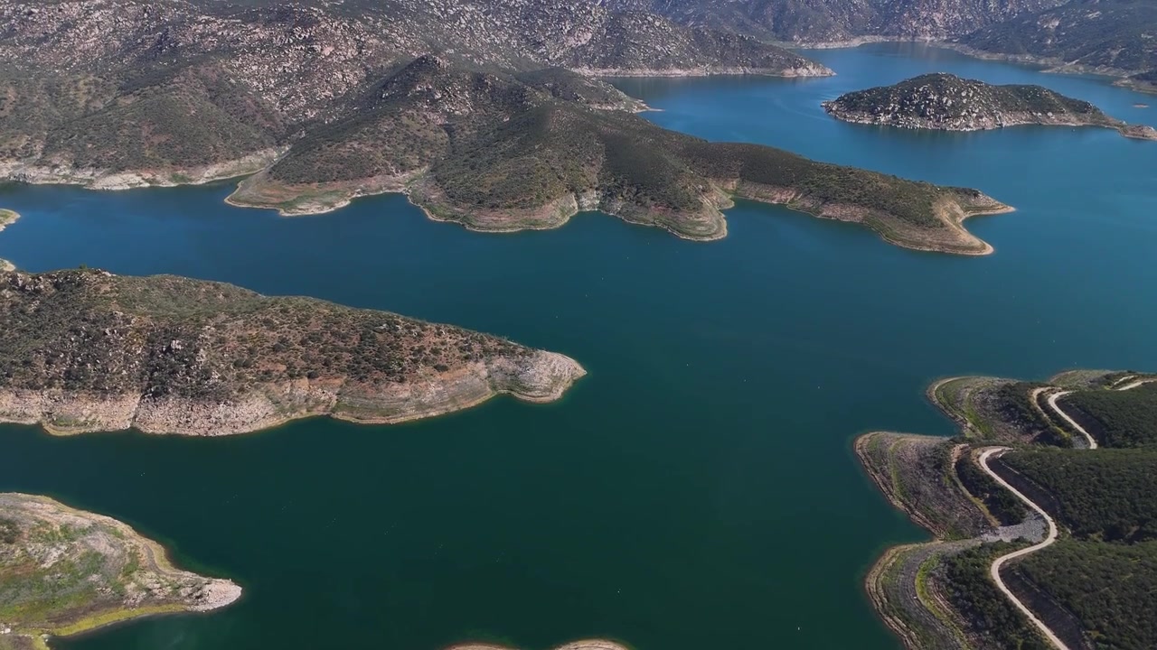 San Vicente Su Rezervuarı, Kaliforniya ABD, Güneşli Bir Günde Gölün ve Manzaralı Kıyı Şeridinin Drone Çekimi