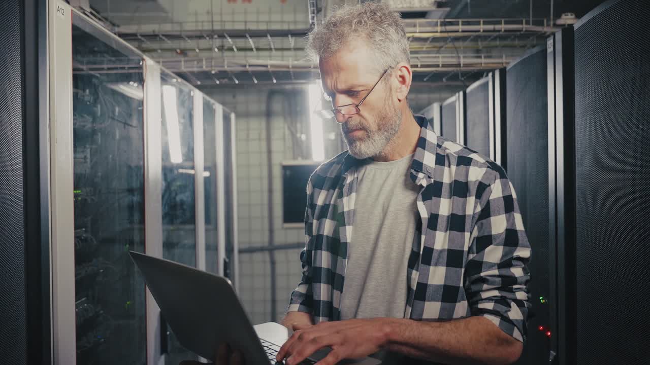 es profesional trabajando en una sala de servidores