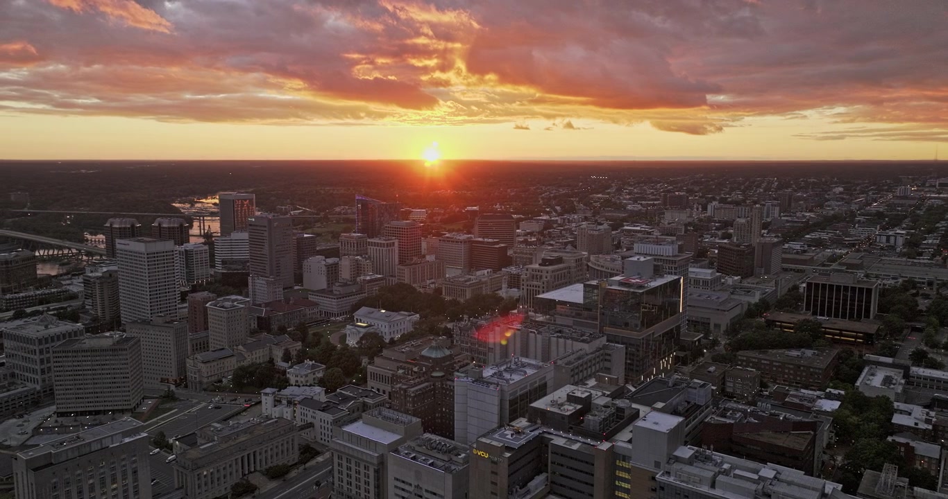 Aérea de Richmond, Virgínia v103: sobrevoo ao pôr do sol sobre a Biotech, MCV e o Distrito do Capitólio com vistas do centro da cidade e do Rio James - Filmado com Mavic 3 Pro Cine - 30 de setembro de 2023.
