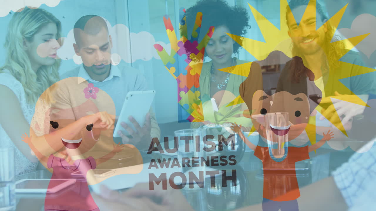 animación de piezas de rompecabezas coloridas, texto de autismo sobre colegas de trabajo con dispositivos electrónicos