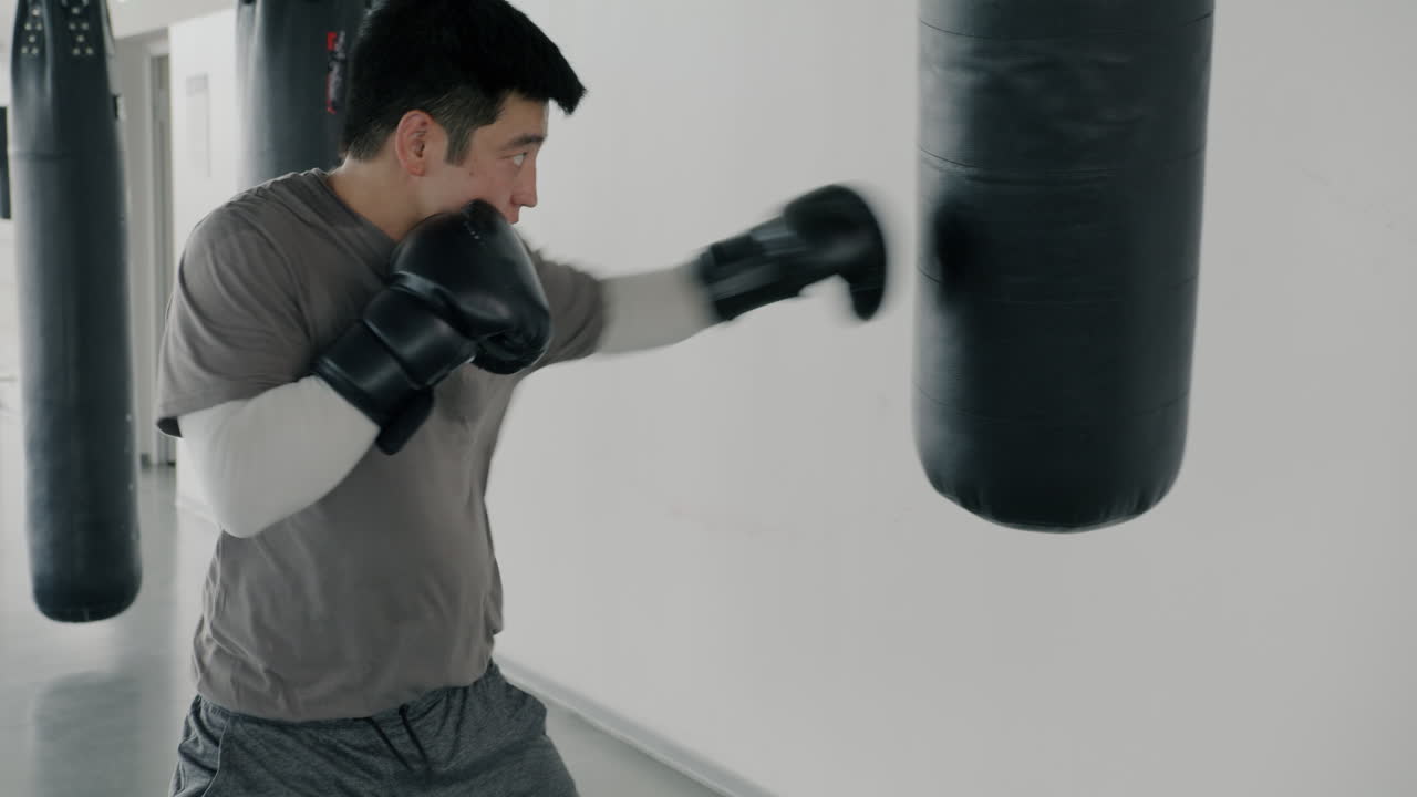 Sessione di allenamento di un uomo che fa boxe