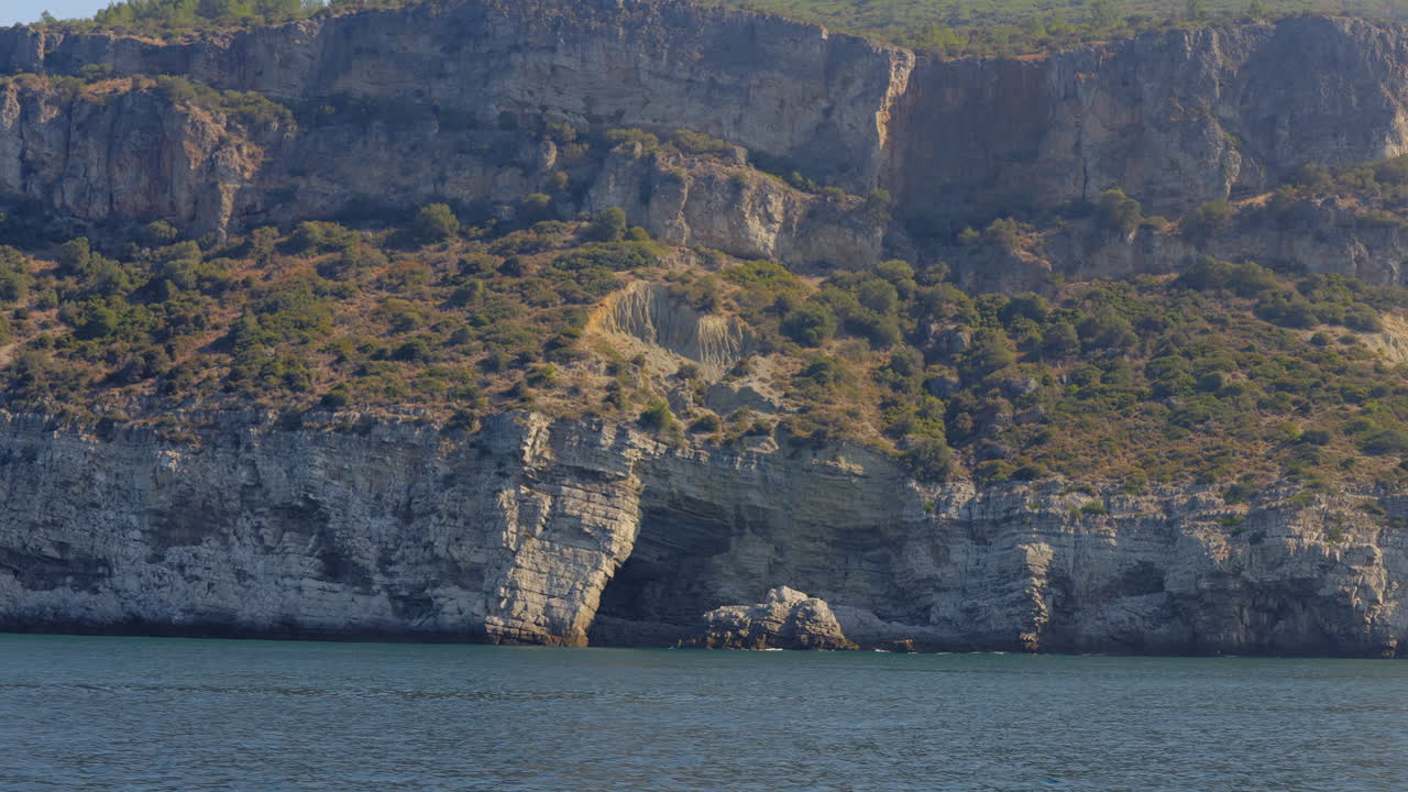 바다의 아름다운 바위산