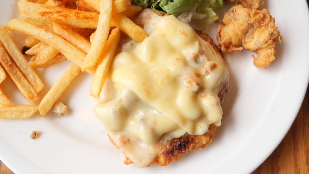Pollo alla parmigiana con patatine fritte