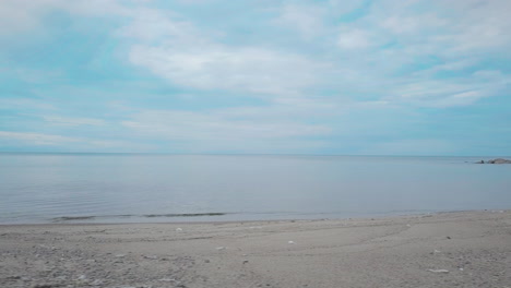 Traumhafter-Blick-Auf-Den-Strand-Mit-Weichem,-Milchigem-Himmel,-Dolly-Aus-Niedrigem-Winkel