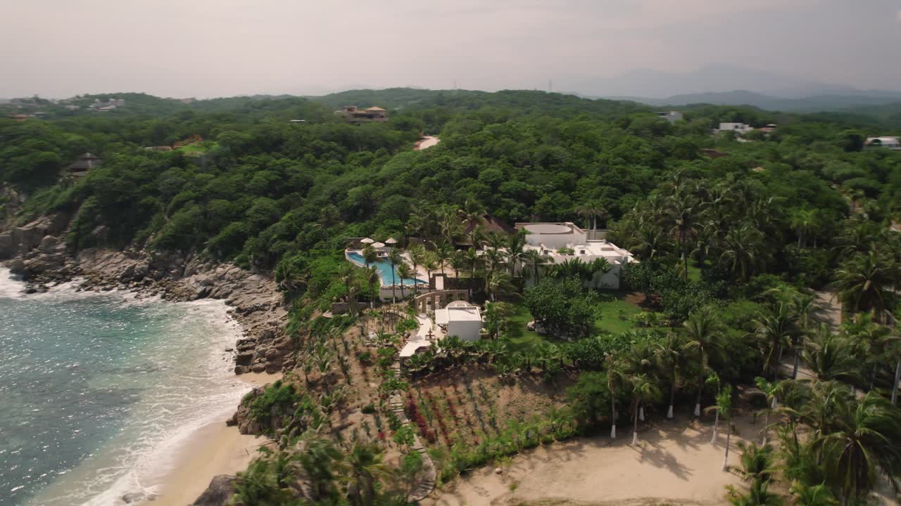 rotando el aire sobre el pintoresco paisaje a lo largo de la fascinante costa en huatulco, méxico
